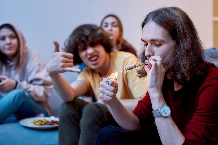 7 Unspoken Etiquette Rules of Smoking Weed